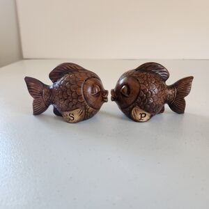 Vintage 1960s Treasure Craft Kissing Fish Salt and Pepper Set Kitsch Knick Knack